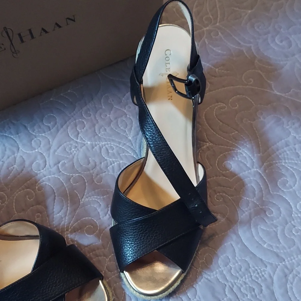 LIKE NEW! COLE HAAN Hart Wedge Sandal Black Pebbled Leather Jute Rope 8 1/2B